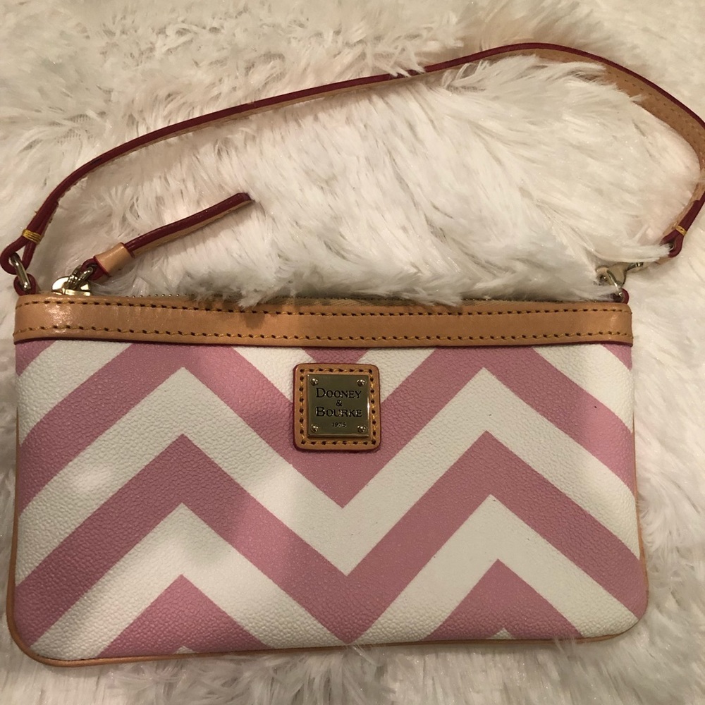 Dooney and Bourke chevron wristlet✨